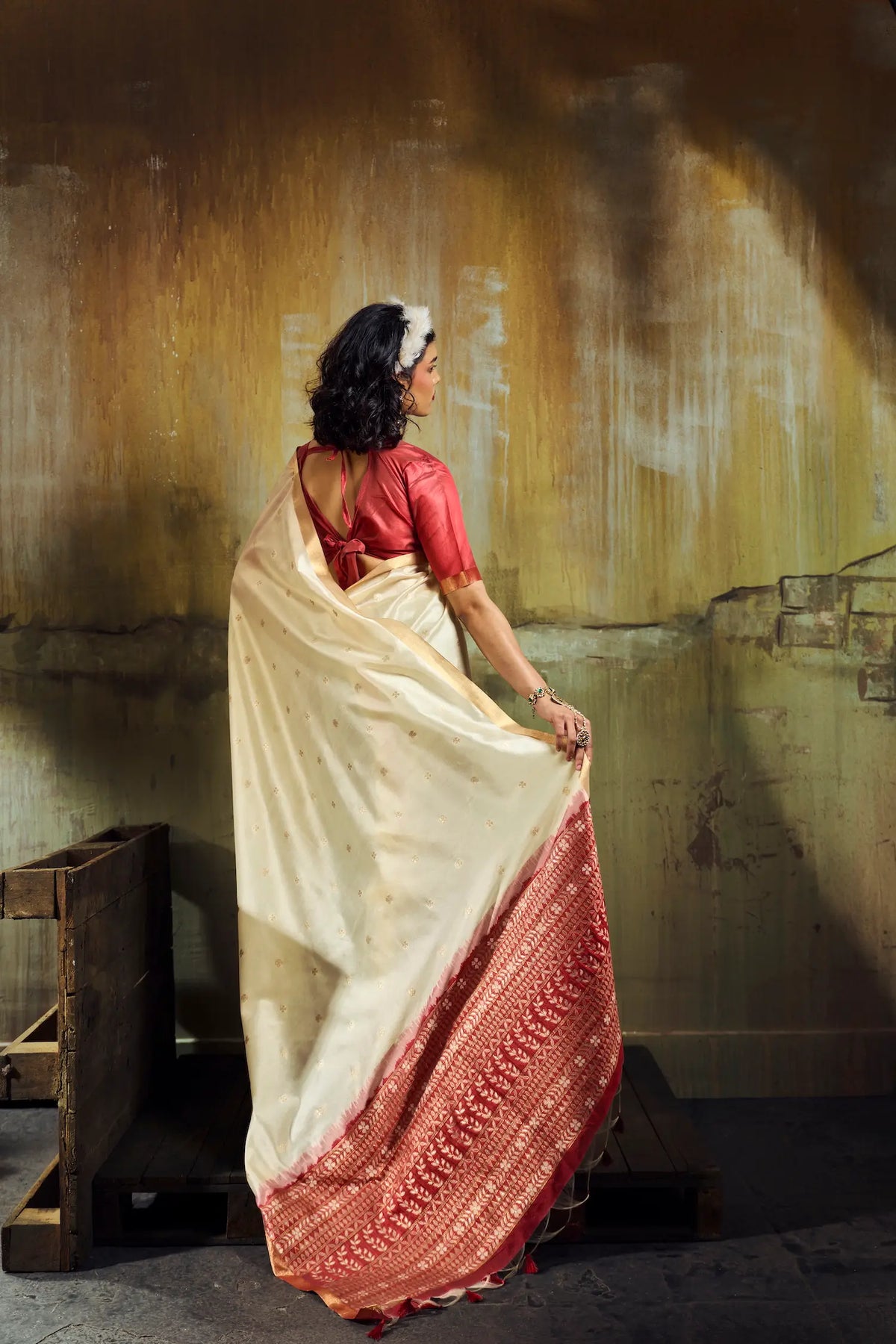 Ivory White Silk Zari Weaving Saree